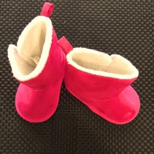 6/9 MONTHS hot pink velcro fasten w Sherpa look inside. LOOK OF  UGG  boot NWOT